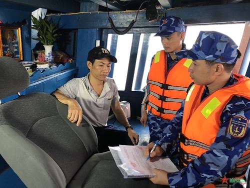 Đoàn Trinh sát số 2 Cảnh sát biển bắt giữ tàu chở dầu DO không rõ nguồn gốc
